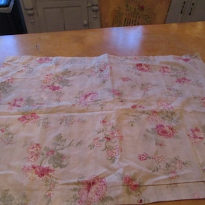 Home Trends Pillow Sham, Rose Pillow Sham. Queen Pillow Sham