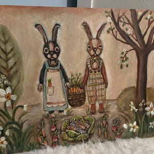 Könnte beinhalten: Acrylbild zeigt zwei anthropomorphe Hasen in einem Garten. Einer trägt eine Schürze, der andere eine Latzhose und hält einen Korb mit Karotten. Das Kunstwerk zeigt einen Baum, Blumen und Gemüse mit einer neutralen Farbpalette.