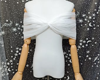 Minimalistische pure tule bruidswrap, afneembare bruiloftsjaal, handgemaakte bedekken met parelknopen, aangepaste kleuren, off-shoulder bruiloftsomslag