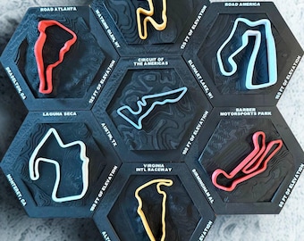 Decoración de pared personalizada con mapa de circuito de carreras, ideal para aficionados al automovilismo.