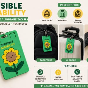 Op de afbeelding: Een groen rechthoekig ID-badge en bagagelabel met een gele zonnebloem met een lachend gezicht en de tekst INVISIBLE DISABILITY. Het label heeft een zilveren karabijnhaak en is bevestigd aan een rugzak, koffer en een sleutelbos.
