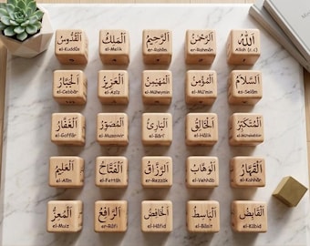 Cubos de madera con los 99 nombres de Alá – Bloques de aprendizaje de caligrafía árabe de Esmaül Hüsna