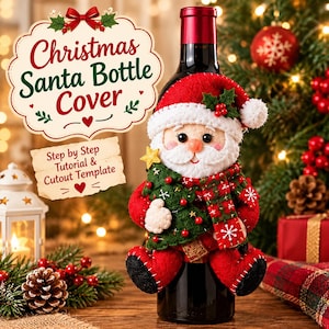 Peut inclure: Une housse de bouteille en feutrine représentant le Père Noël avec un bonnet rouge à bordure blanche, une barbe blanche et un sapin vert. Le texte indique Christmas Santa Bottle Cover et Step by Step Tutorial & Cutout Template.