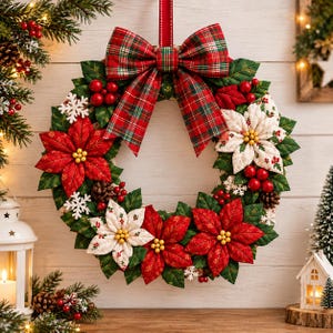 Op de afbeelding: Een kerstkrans met stoffen kerststerren in rood en crème, groene doorgestikte bladeren, kleine dennenappels en witte houten sneeuwvlokornamenten. Een grote rood-groene geruite stoffen strik is aan de bovenkant bevestigd met een rood lint.