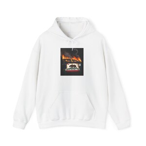 Hoodie met grafische afbeelding Burning Car | Retro noir vuurscène, tekstpatch