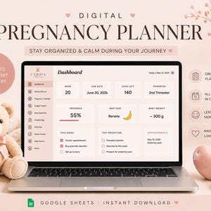 Könnte beinhalten: Ein Laptop zeigt einen digitalen Schwangerschaftsplaner mit dem Text "DIGITAL PREGNANCY PLANNER". Ein Teddybär mit rosa Schleife und ein herzförmiges Objekt liegen auf dem Tisch. Der Planer enthält ein Dashboard mit Fortschritts- und Babygrößeninformationen.