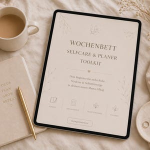 Może przedstawiać: Beżowy notatnik ze złotą spiralą i napisem "FOCUS PLAN GROW REPEAT" leży obok złotego pióra i tabletu z napisem "WOCHENBETT SELFCARE & PLANER TOOLKIT". Filiżanka kawy i mały talerzyk z akcesoriami dopełniają scenę.
