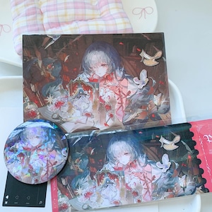 Könnte beinhalten: Ein rechteckiger Druck und ein runder Anstecker mit einer Anime-Illustration einer Figur mit silbernem Haar in einer dunklen, bibliotheksartigen Umgebung. Das Bild enthält rote Blumenakzente, kleine Vogelmotive und eine Geigenspieler-Silhouette.
