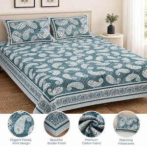 Può includere: Un set di lenzuola color verde acqua e bianco caratterizzato da un motivo paisley ripetuto su tutto il tessuto. Il set include due federe rettangolari abbinate con lo stesso design paisley e una finitura decorativa lungo i bordi del lenzuolo.