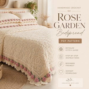 Può includere: Un copriletto all'uncinetto color crema con un bordo floreale e federe abbinate. Il copriletto è decorato con rose rosa e foglie verdi. Il testo "ROSE GARDEN Bedspread PDF PATTERN" è visibile.