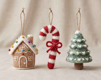 Könnte beinhalten: Drei gehäkelte Ornamente bestehend aus einem beigen Lebkuchenhaus mit bunten Punkten, einer rot-weiß gestreiften Zuckerstange mit kleiner Schleife und einem grünen Weihnachtsbaum mit weißen Akzenten. Jedes Ornament hat eine braune Kordelschlaufe.