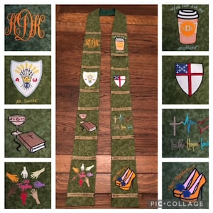 K&ouml;nnte beinhalten: Olivgr&uuml;ne Priesterstola mit gestickten Aufn&auml;hern. Zu den Aufn&auml;hern geh&ouml;ren ein Monogramm, eine Kaffeetasse, ein Schild, ein Kreuz und High Heels. Zus&auml;tzliche Aufn&auml;her zeigen den Text "All Saints", "You can ask me anything" und "Faith Hope Love".