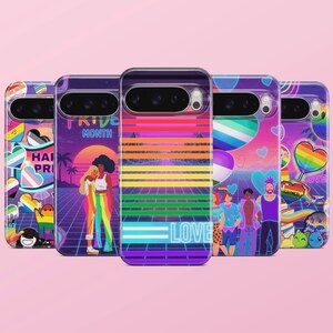 以下が含まれることがあります： プライドをテーマにした鮮やかなデザインのスマートフォンケース5点。中央のケースには水平の虹色のストライプと「LOVE」の文字が描かれています。他のケースには、紫、ピンク、青の色調で、人物、ハート、レトロなグリッドパターンのイラストが施されています。
