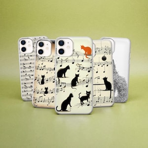 Può includere: Una collezione di custodie per telefoni con vari design. Alcune custodie presentano note musicali e sagome di gatti neri, mentre altre hanno un design glitterato. Una custodia ha un gatto arancione. Le custodie sono su sfondo verde.