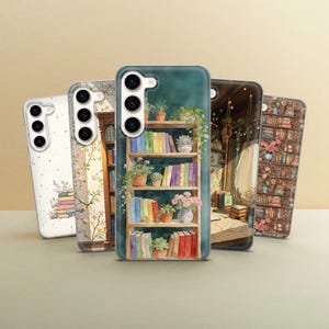 Op de afbeelding: Een verzameling telefoonhoesjes met aquarelontwerpen. De hoesjes tonen afbeeldingen van boekenkasten, bloemstukken en gezellige leeshoeken. De hoesjes zijn in verschillende kleuren, waaronder wit, blauwgroen en bruin, met gedetailleerde illustraties van boeken en planten.