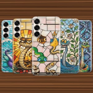 Op de afbeelding: Vijf rechthoekige telefoonhoesjes met kleurrijke illustraties van slangen in glas-in-loodstijl. Elk hoesje toont een uniek slangenontwerp met gevarieerde patronen, kleuren en achtergronden, waaronder zonnestralen, bloemranken en geometrische vormen.