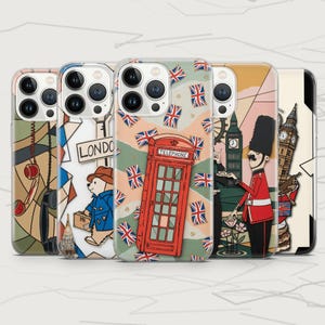 Può includere: Cinque cover per smartphone con illustrazioni a tema londinese. I design includono una cabina telefonica rossa con bandiere britanniche, un orso con cappotto blu, una guardia reale in uniforme rossa, il Big Ben e una cornetta telefonica vintage.