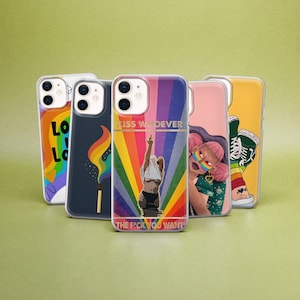 Puede incluir: Una colección de fundas para teléfonos con varios diseños. Una funda tiene el texto "LO LO" en colores arcoíris. Otra presenta un fósforo con una llama. Otras fundas tienen ilustraciones de personas y el texto "KISS WHOEVER THE FUCK YOU WANT".