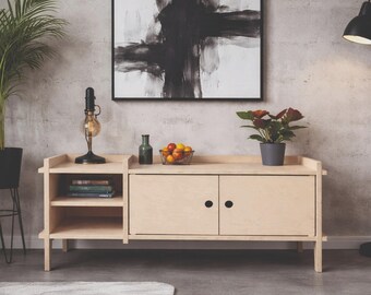 Mueble para TV fabricado en madera contrachapada, diseño minimalista.