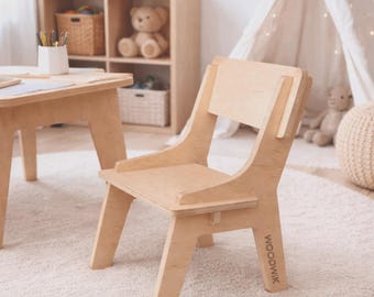 合板製のミディサイズの子供用椅子、ミニマルデザイン