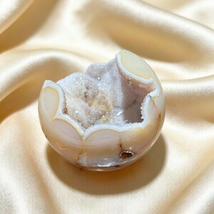 Natural Druzy Agate Geode Sphere, 4.7cm Sugar Quartz Open Egg, Crystal Cave Happy Laughing Ball, Luxury Abundance Altar Decor Gift