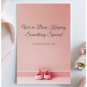 Może przedstawiać: Różowa karta z ogłoszeniem z tekstem "We've Been Keeping Something Special" i "Arriving December 2026". Dwa małe, różowe buciki dziecięce znajdują się na dole karty. Tło jest w kolorze jasnoróżowym.