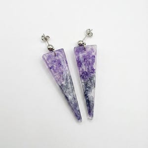 Pendientes colgantes triangulares con efecto de humo púrpura