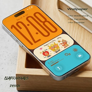 Könnte beinhalten: Ein silbernes Smartphone zeigt ein individuelles Hintergrundbild mit einer orangefarbenen Uhr, Cartoon-Figuren und einem türkisfarbenen unteren Bereich. Der Bildschirm zeigt die Uhrzeit 12:08 an. Das Telefon liegt in einem Holztablett.