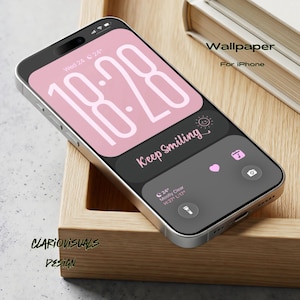 Può includere: Uno smartphone che mostra uno sfondo digitale con uno sfondo rosa, grandi cifre bianche dell'orologio e un'area widget grigio scuro con il testo Keep Smiling, un'icona del sole, un cuore, un calendario, un'icona della fotocamera e meteo.