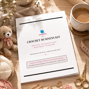 以下が含まれることがあります： The Crochet Business Kitというタイトルの白い書類。黒い文字、青い毛糸玉のアイコン、ピンクのアクセントが特徴。注文フォーム、在庫トラッカー、プロジェクトプランナー、価格ガイドが記載されており、Handmade with heart, organized with easeというフレーズが書かれています。