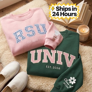 Puede incluir: Sudaderas rosas y verdes con letras bordadas. La sudadera rosa tiene "RSU" en cuadros vichy azules, y la verde "UNIV" en cuadros vichy rosas. Ambas dicen "EST. 2026". Una manga dice "Class of 2026".
