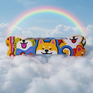 Puede incluir: Un juguete para perros en forma de hueso, colorido, con caras de perros de dibujos animados amarillos, verdes y blancos, con detalles de arcoíris. El juguete está sobre un fondo de nubes y un arcoíris.