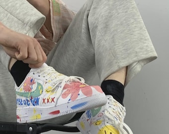 Sneakers Air Force 1 personalizzate e dipinte a mano: streetwear con graffiti di fiori e faccine sorridenti.