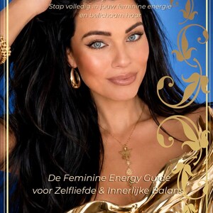 Peut inclure: Une femme aux cheveux noirs et aux yeux bleus, portant des bijoux dorés, est présentée sur une couverture de livre. La couverture contient du texte en néerlandais, dont "Kies jezelf" et "De Feminine Energy Guide". Le fond est bleu avec des motifs floraux dorés.