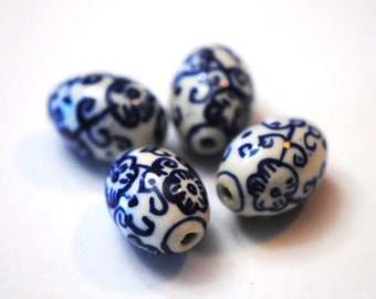 中国製白磁楕円形ビーズ（青・ピンク・緑の葉模様）、18 x 14 mm。2個