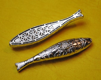 Contas de metal em formato de peixe | Contas tubulares longas | Contas tubulares prateadas | Contas tubulares chinesas | Contas tubulares decorativas | Pingentes de peixe | Peixes de metal prateado