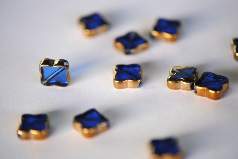 Cuentas de vidrio verde y dorado / Vidrio transparente verde / Cuentas en forma de diamante / Cuenta de trébol dorado / Borde metálico / Vidrio de color / Cuenta de 10 mm / Cuenta espaciadora imagen 2