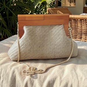 Bolso de noche de paja hecho a mano / Bolso llamativo con estructura de madera, accesorio de verano para resort
