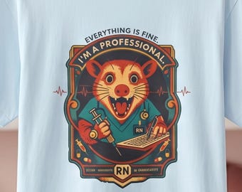 Zwaar katoenen T-shirt met verpleegkundige opossum RN Scrubs Spuit | Vintage badgeillustratie