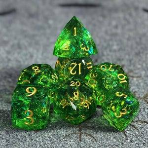 Smaragdgrön skimrande DnD-tärningsset, mångfacetterade hartstärningar, polyedriska TTRPG-tärningar för Dungeons and Dragons, DnD-present