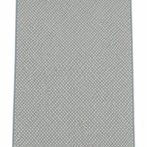 Pode incluir: Um tapete retangular com um padr&atilde;o tecido de fios azul-claros e branco-sujo. O tapete apresenta um design de grelha denso e texturizado, e &eacute; rematado com franjas curtas e direitas de cor branco-sujo nas extremidades superior e inferior.