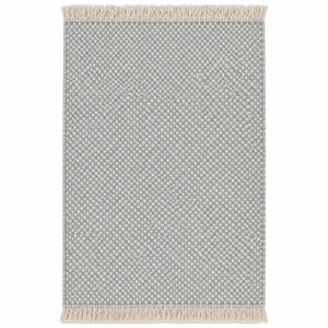 Pode incluir: Um tapete retangular com um padr&atilde;o geom&eacute;trico repetitivo de pequena escala em azul claro e branco sujo. O tapete tem uma superf&iacute;cie tecida texturizada e &eacute; rematado com franjas curtas de cor creme nas extremidades superior e inferior.