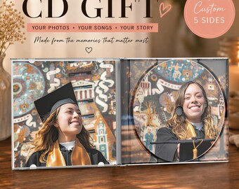 Op de afbeelding: Een gepersonaliseerde cd-cadeauhoes met een afstudeerthema. Het linkerpaneel toont een foto van een afgestudeerde in toga. Het rechterpaneel bevat een ronde cd met een foto van een afgestudeerde. Tekst: FULLY CUSTOM CD GIFT, YOUR PHOTOS, YOUR SONGS, YOUR STORY, Made from the memories that matter most, Custom 5 SIDES.