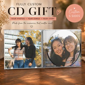 Puede incluir: Una caja de CD transparente con un regalo de CD personalizado. La caja de CD está abierta, mostrando dos fotos de personas sonriendo. El CD en sí presenta una foto de dos mujeres sonriendo. El texto en la caja dice "FULLY CUSTOM CD GIFT".