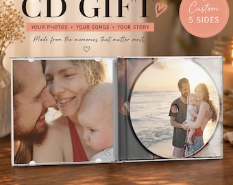 Op de afbeelding: Een doorzichtige cd-hoes met aangepaste foto's. De cd-hoes is open en onthult familiefoto's aan de binnenkant en een foto op de cd zelf. De tekst luidt "FULLY CUSTOM CD GIFT" en "YOUR PHOTOS • YOUR SONGS • YOUR STORY". Een roze cirkel leest "Custom 5 SIDES".