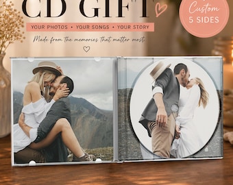Op de afbeelding: Een doorzichtige cd-cadeauset met aangepaste foto's en tekst. De cd-hoes is open en toont een foto van een kussend stel. Tekst op de hoes luidt "FULLY CUSTOM CD GIFT" en "YOUR PHOTOS • YOUR SONGS • YOUR STORY". Een ronde sticker zegt "Custom 5 Sides".