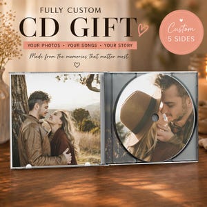 Puede incluir: Una caja de CD de regalo personalizada con una fotografía de una pareja en el panel izquierdo y un disco impreso que muestra a la misma pareja a la derecha. El texto dice FULLY CUSTOM CD GIFT, YOUR PHOTOS, YOUR SONGS, YOUR STORY y Custom 5 SIDES.