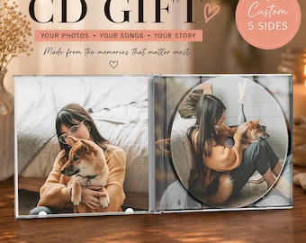 Op de afbeelding: Een doorzichtige cd-hoes met een gepersonaliseerd cd-cadeau. De hoes is open en toont een foto van een persoon met een hond. De cd heeft een foto van een persoon met een hond. De tekst op de hoes luidt "FULLY CUSTOM CD GIFT".
