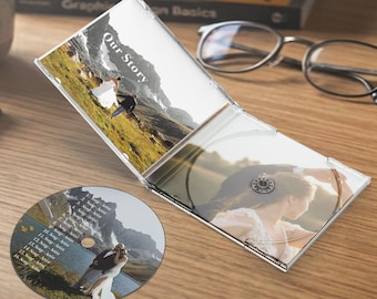 Op de afbeelding: Een doorzichtig plastic CD-doosje met een bedrukte inlay met de tekst Our Story en een foto van een koppel in een berglandschap. Een bijpassende ronde CD bevat een lijst met zestien nummers en een foto van hetzelfde koppel.