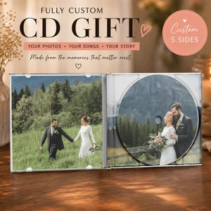 Puede incluir: Una caja de CD transparente con un diseño personalizado. El CD y la caja presentan fotos de una pareja. El texto en la caja dice "FULLY CUSTOM CD GIFT" y "YOUR PHOTOS • YOUR SONGS • YOUR STORY". La caja está abierta, revelando el CD y una foto.